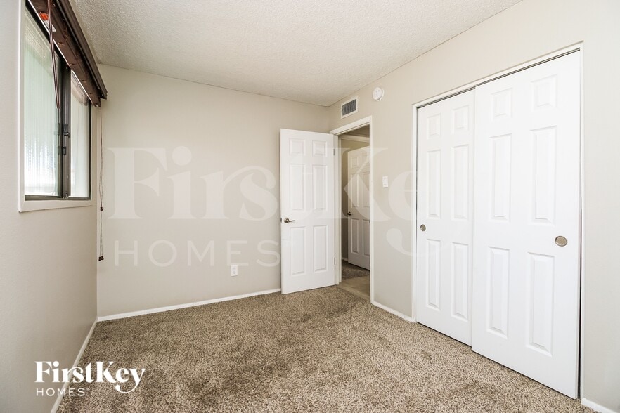 Building Photo - 320 E Orion St