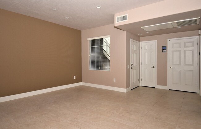 Building Photo - Fantastic 1 Bedroom Condo With Attached Ga...