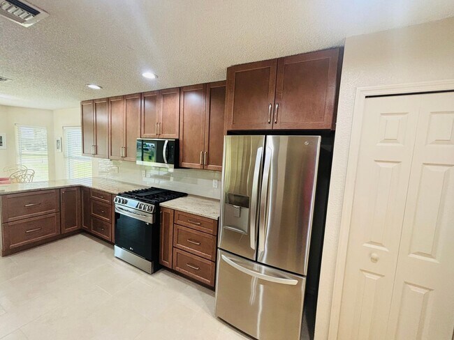 Building Photo - Furnished in gated 55+ golf community