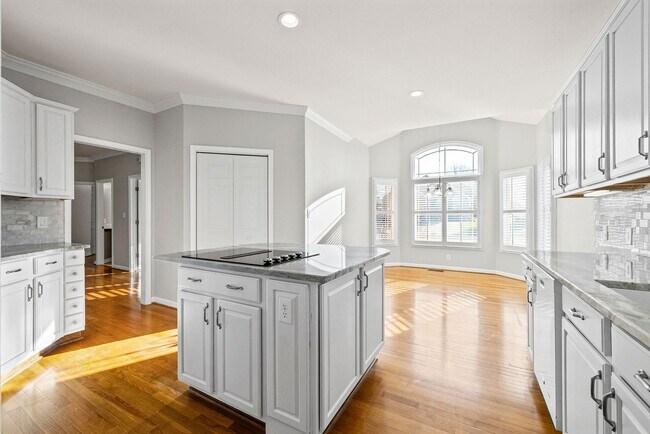 Building Photo - 3 Bedroom 2 Bath Pet Friendly Home For Rent with Community Pool Access!