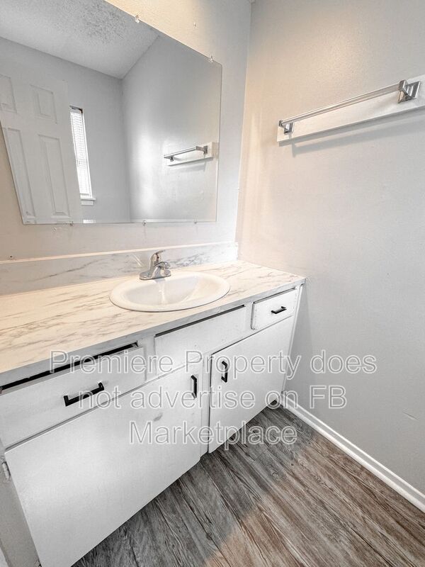 Building Photo - 219 N Oak Dr