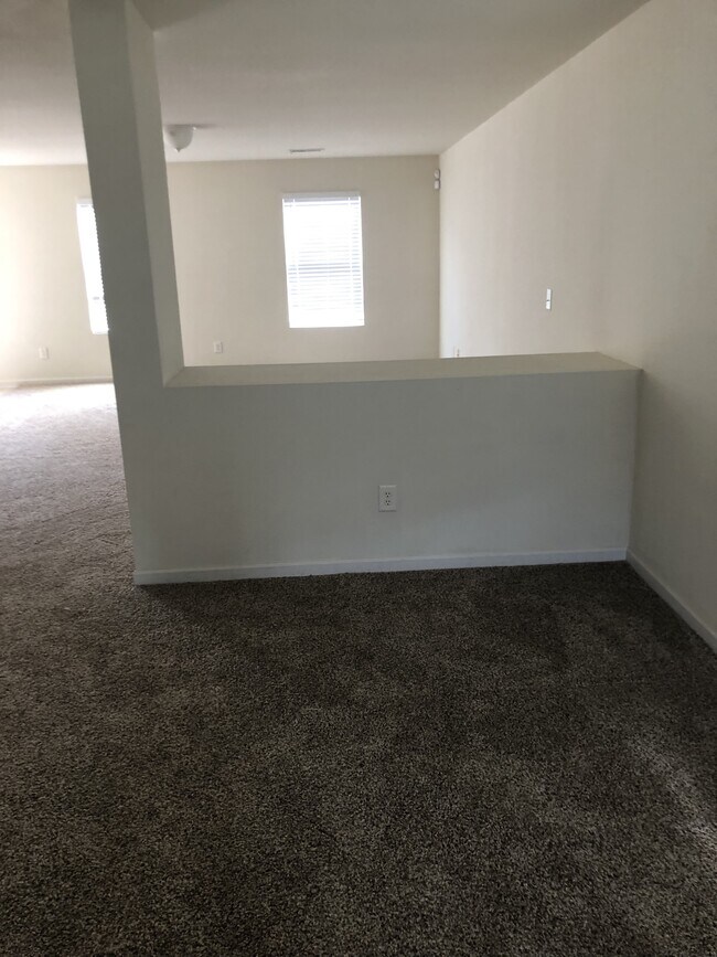 Building Photo - 204 Valleyside Dr NE