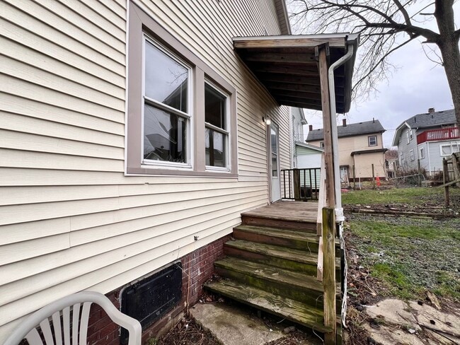 Building Photo - 3 Bedroom House