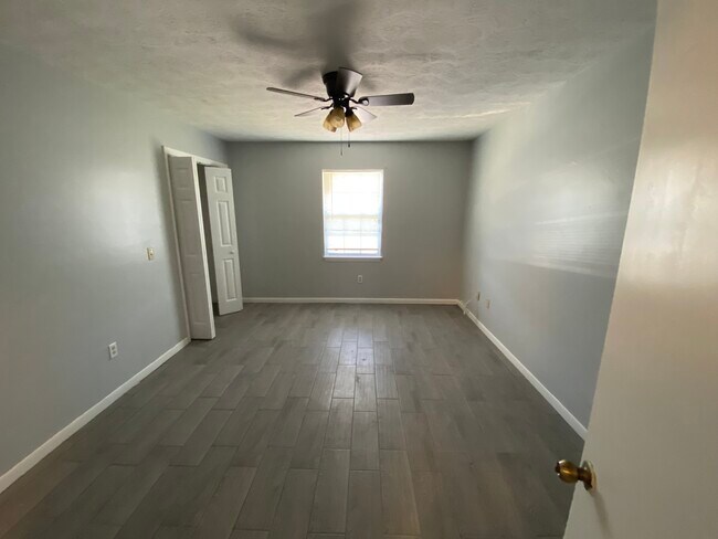 Building Photo - 256 N Berthe Ave