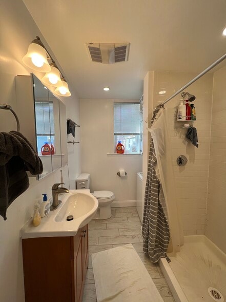 Building Photo - 176 Elm St