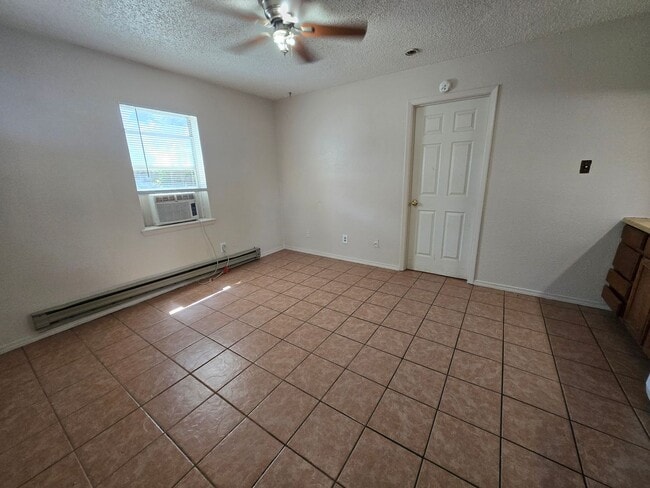 Building Photo - 1 Bedroom Apartment
