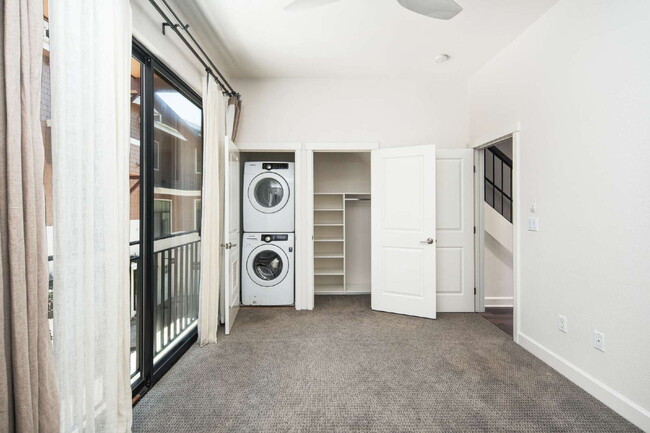 Building Photo - Enjoy the Live/Workspace Life Style Close ...