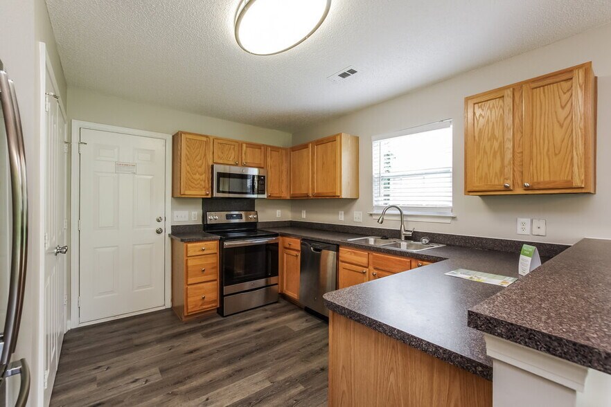 Building Photo - 555 River View Dr