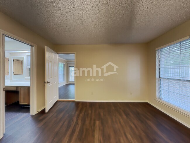 Building Photo - 874 Garden Cir