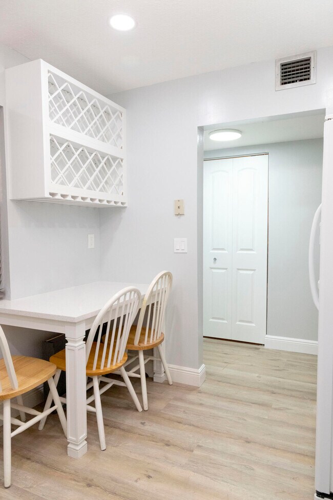 Building Photo - 2851 Somerset Dr