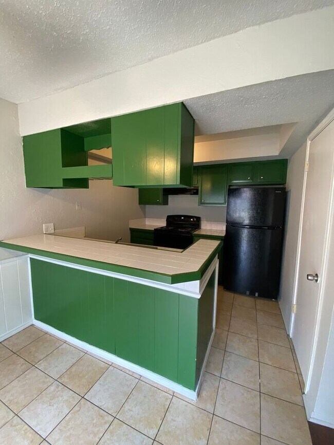 Building Photo - 2 Bedroom 1.5 Bath Apt at the Monterey Squ...