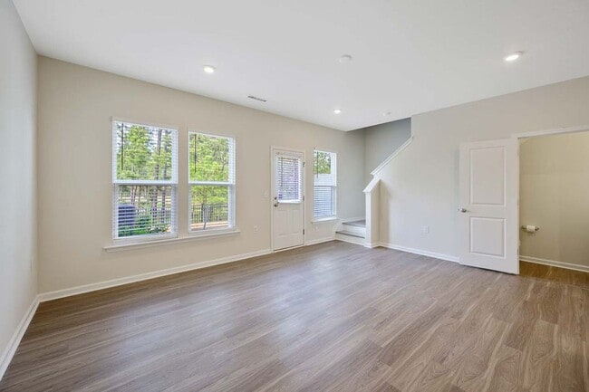 Building Photo - Roomy Townhome in RTP
