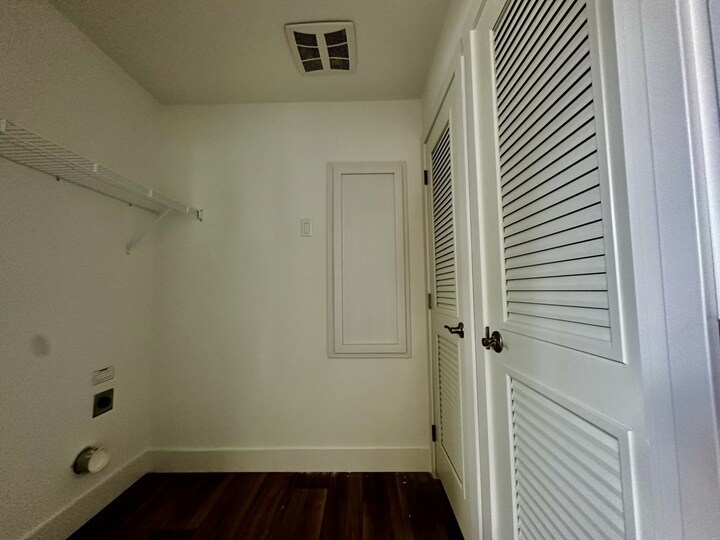 Building Photo - 16 Rainier St N