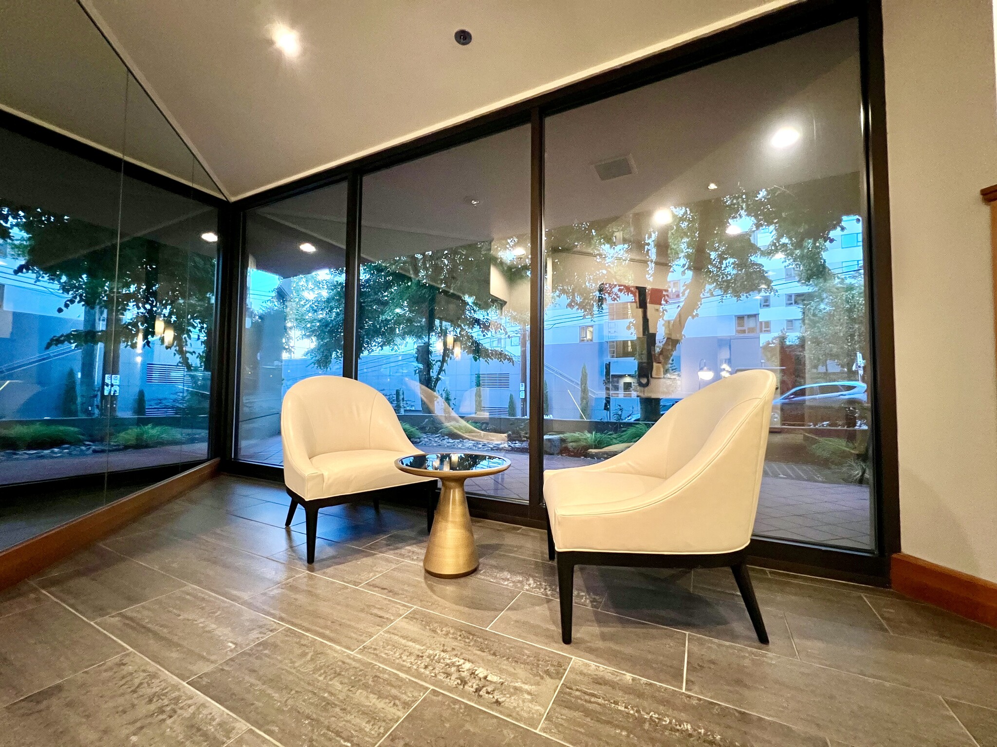 Lobby lounge - 2245 SW Park Pl