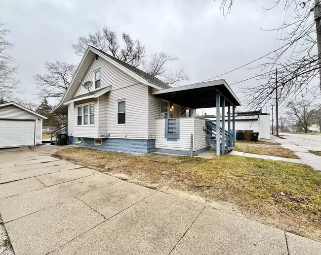 Building Photo - Three Bedroom Home in Muskegon