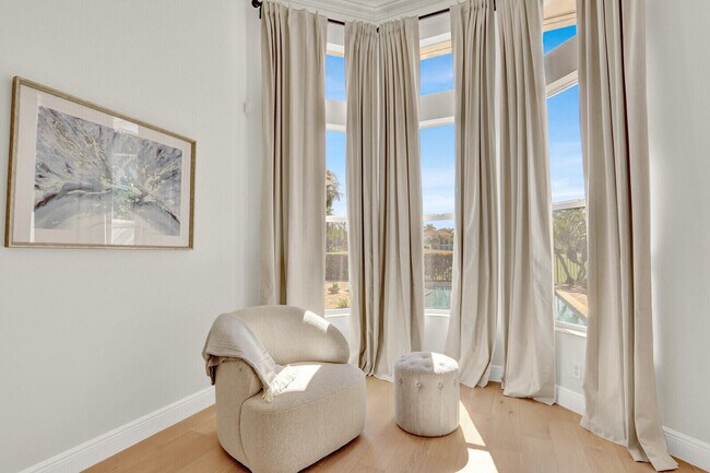 Building Photo - 528 Les Jardin Dr