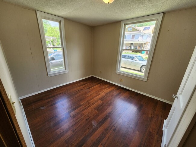 Building Photo - Spacious 2-Bedroom, 1-Bathroom Home AVAILABLE NOW!!