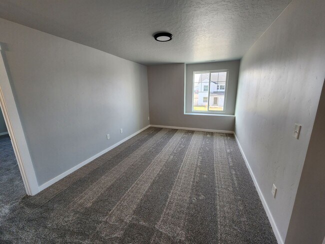 Building Photo - Brand New 5 Bedroom