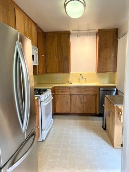 Building Photo - 1000 San Pasqual St