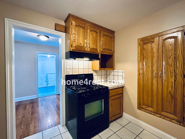 Building Photo - Adorable Ranch in Roeland Park w/ Wood Flo...