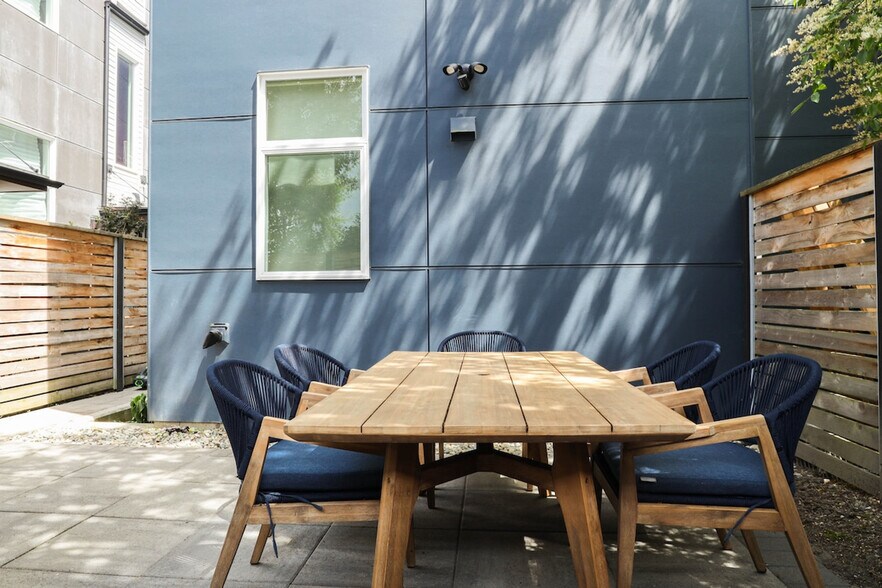 Building Photo - 319 Malden Ave E