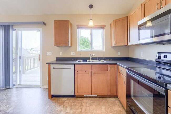 Building Photo - Charming Multi-Level Near Parks and Lakes!!