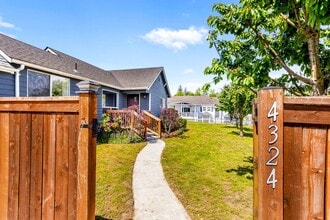 Building Photo - Charming 3 Bedroom Home on Expansive Lot – Ideal Location!