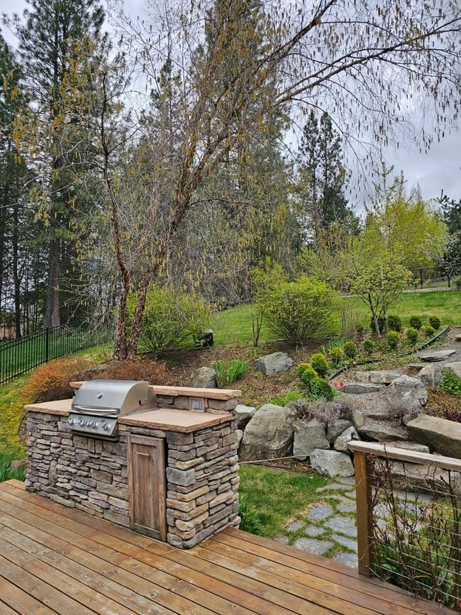 Building Photo - 4 bed/ 3 bath rental with a hot tub!