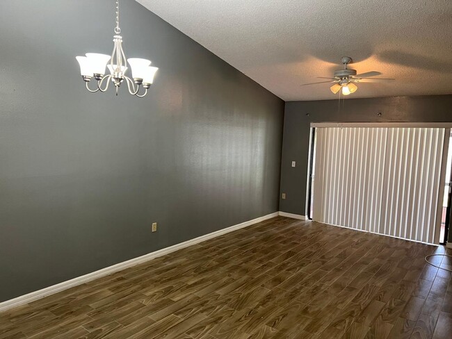 Building Photo - Spacious 2-level townhouse Kissimmee