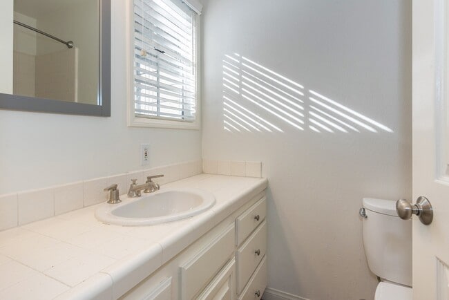 Building Photo - Spacious Downtown 2 bed/ 2.5 bath Condo - 2 blocks from Cottage!