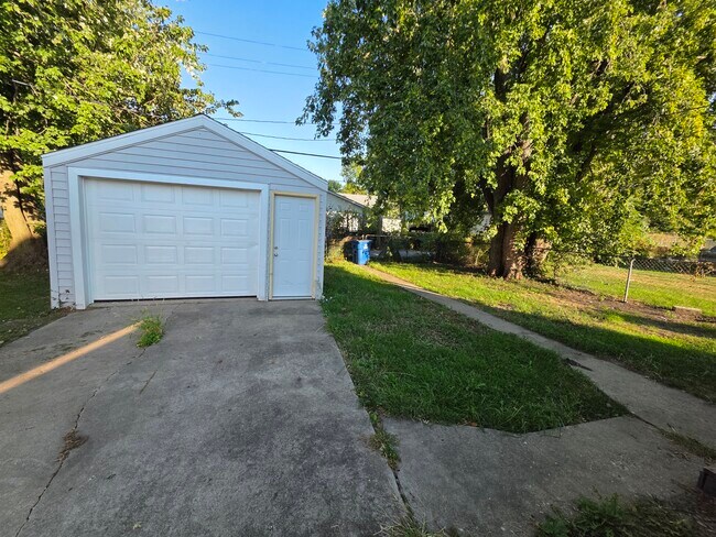 Building Photo - 3 bed, 2 bath HOUSE for RENT