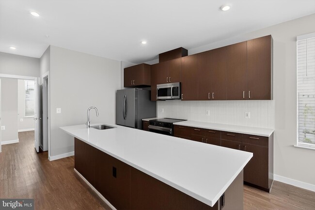Building Photo - 5851 Columbia Pike
