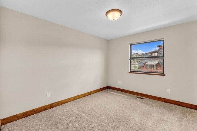 Building Photo - Stunning Mountain Retreat