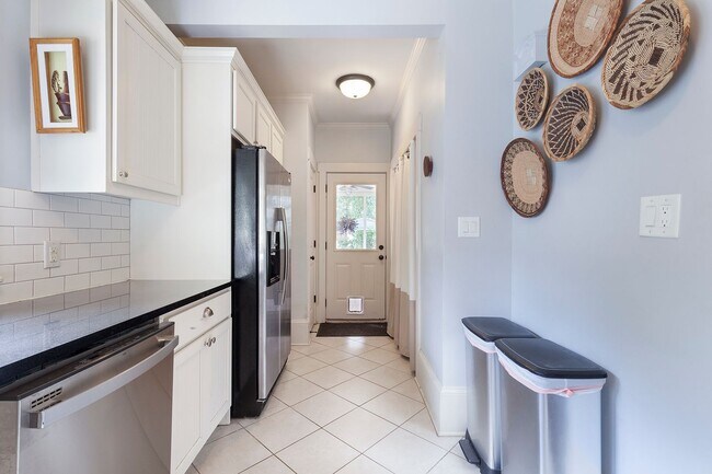 Building Photo - Beautiful 2bd/2ba Bungelow in Kirkwood wit...