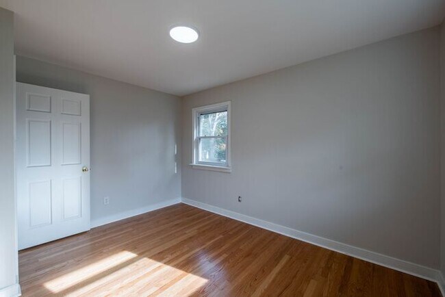 Building Photo - Newly remodeled 3/2.5