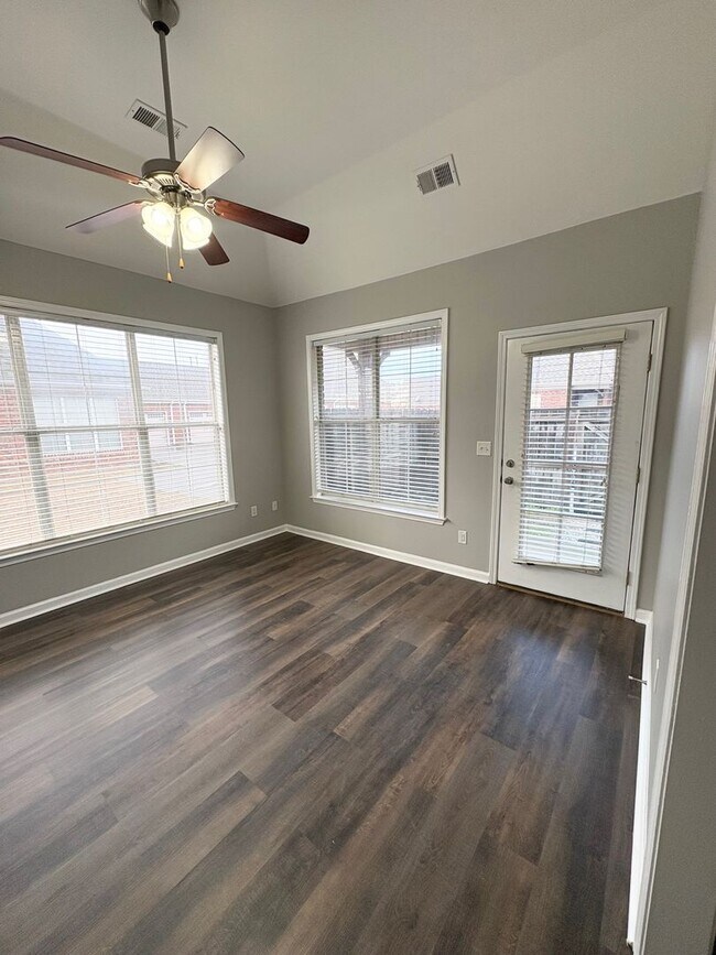 Building Photo - GlenCrossing8811