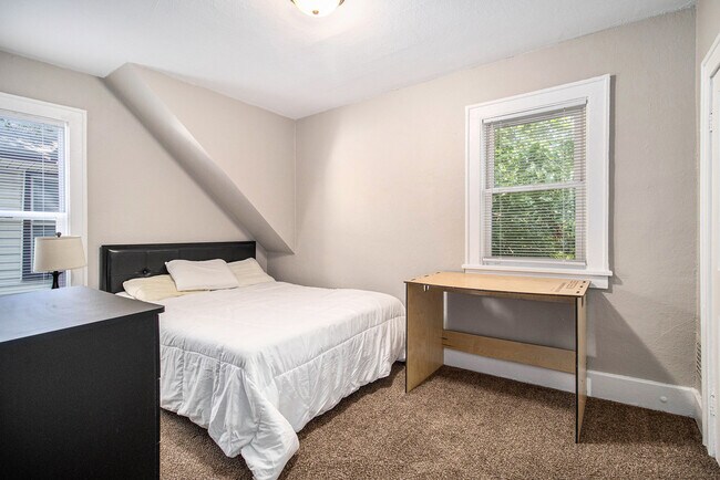 Building Photo - 805 Miner St