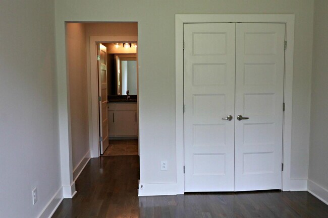 Building Photo - Spacious 4-Bedroom home minutes walk from the park!