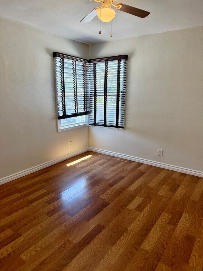 Building Photo - 203B