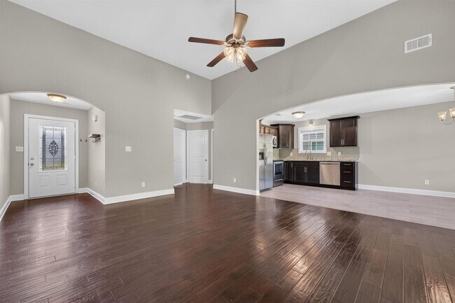 Building Photo - Pet Friendly Three Bedroom!