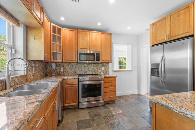 Building Photo - 1307 Valencia Ave