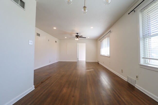 Building Photo - Updated 3 Bed / 1.5 Bath in Tulsa!