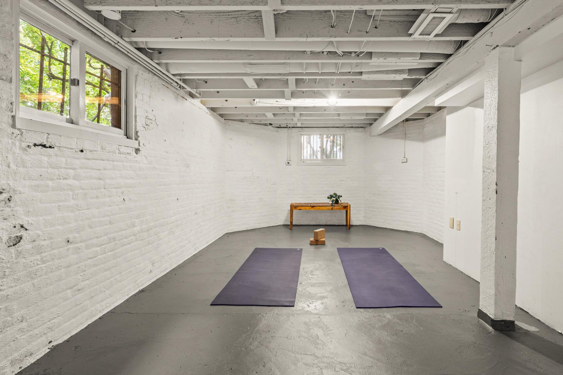 Building Photo - 1720 NW Hoyt St