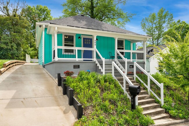 Building Photo - Beautifully Updated 3 Bedroom, 2 Bathroom ...