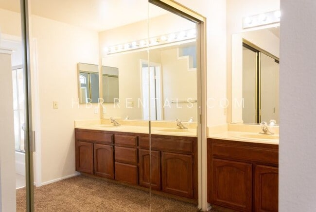 Building Photo - Charming 3-Bedroom Retreat with Cozy Fireplace in Tracy – Spacious Home with 2.5 Baths!