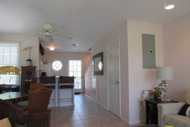 Building Photo - Fully Furnished 2 Bed 1.5 bath Home in the...