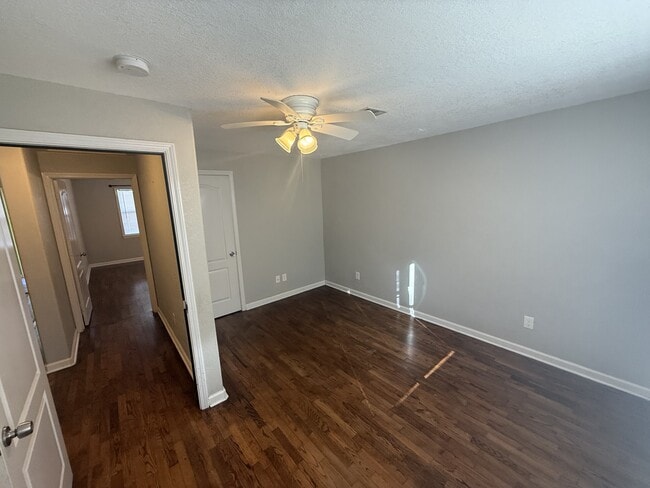 Building Photo - 939 E 6th