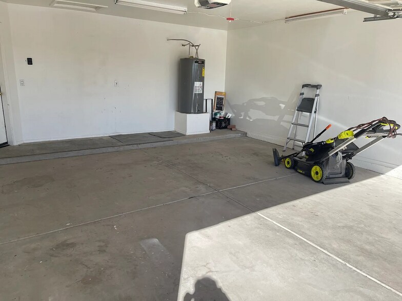 Large Garage - 10608 E Caballero St