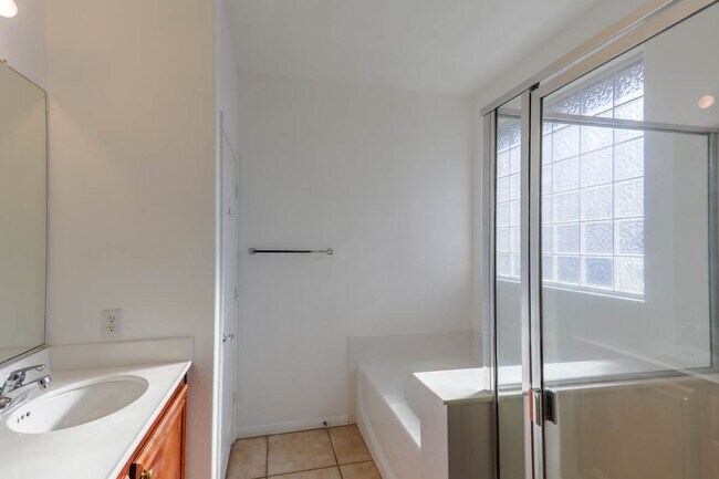 Building Photo - 3 Bedroom Summerlin South Beauty