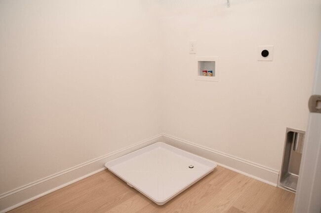 Building Photo - Modern Townhome **Now Offering Half a Month Free Rent!